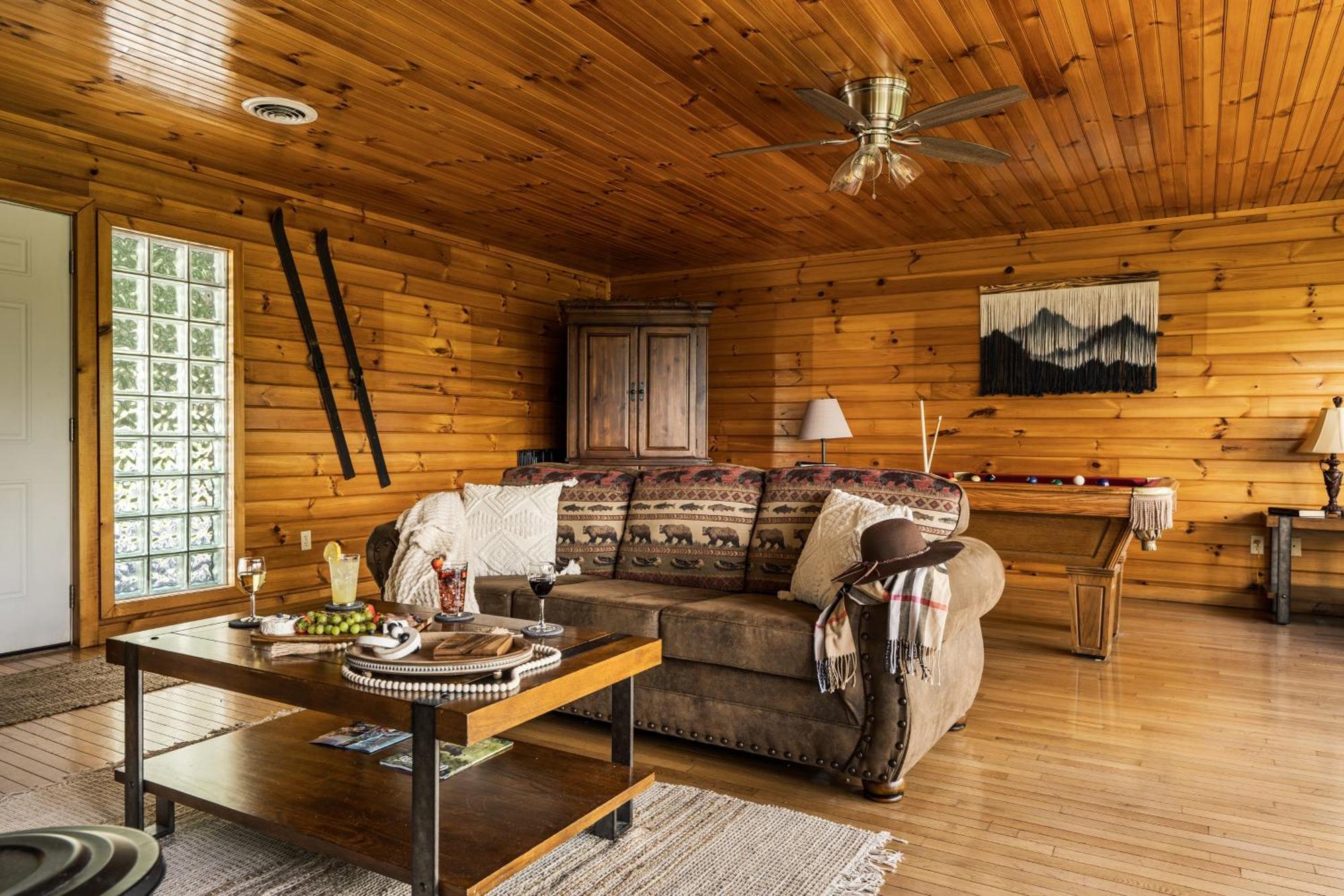 Elevista - Quaint&Private-Views-Hottub-Pooltable-Bears-3 Clubhouse Pools Villa Gatlinburg Exterior photo